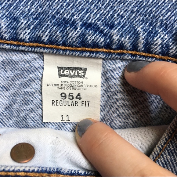 SOLD :: Vintage Levi’s Highwaisted Shorts - Picture 5 of 6